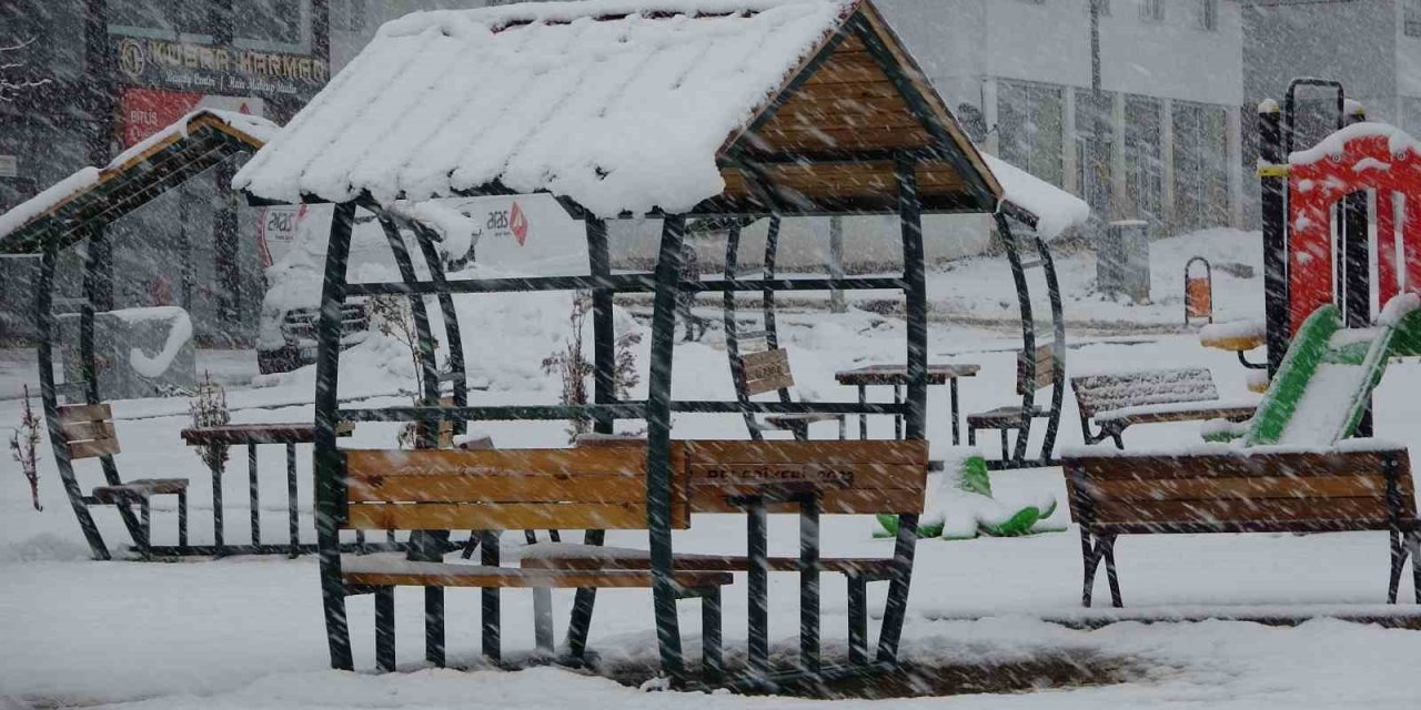 Bitlis’te kar yağışı: 33 yol ulaşıma kapandı