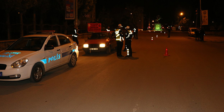 Kars'ta polisten yol uygulaması