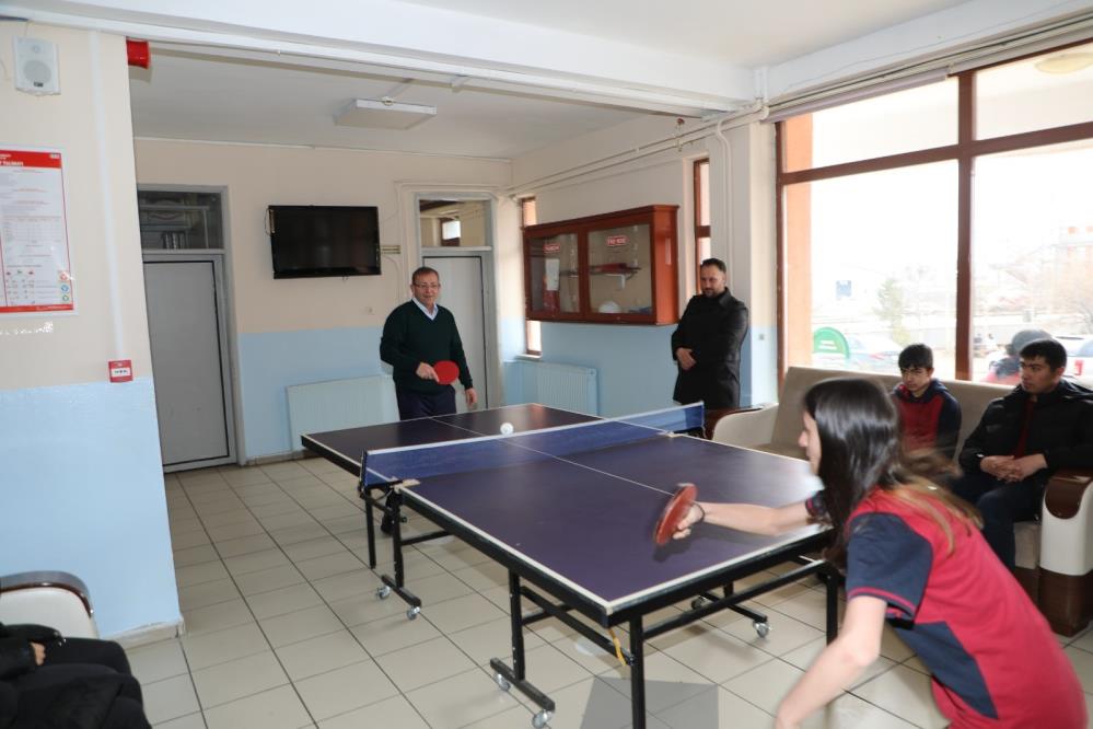 Vali Polat, öğrencilerle masa tenisi oynadı