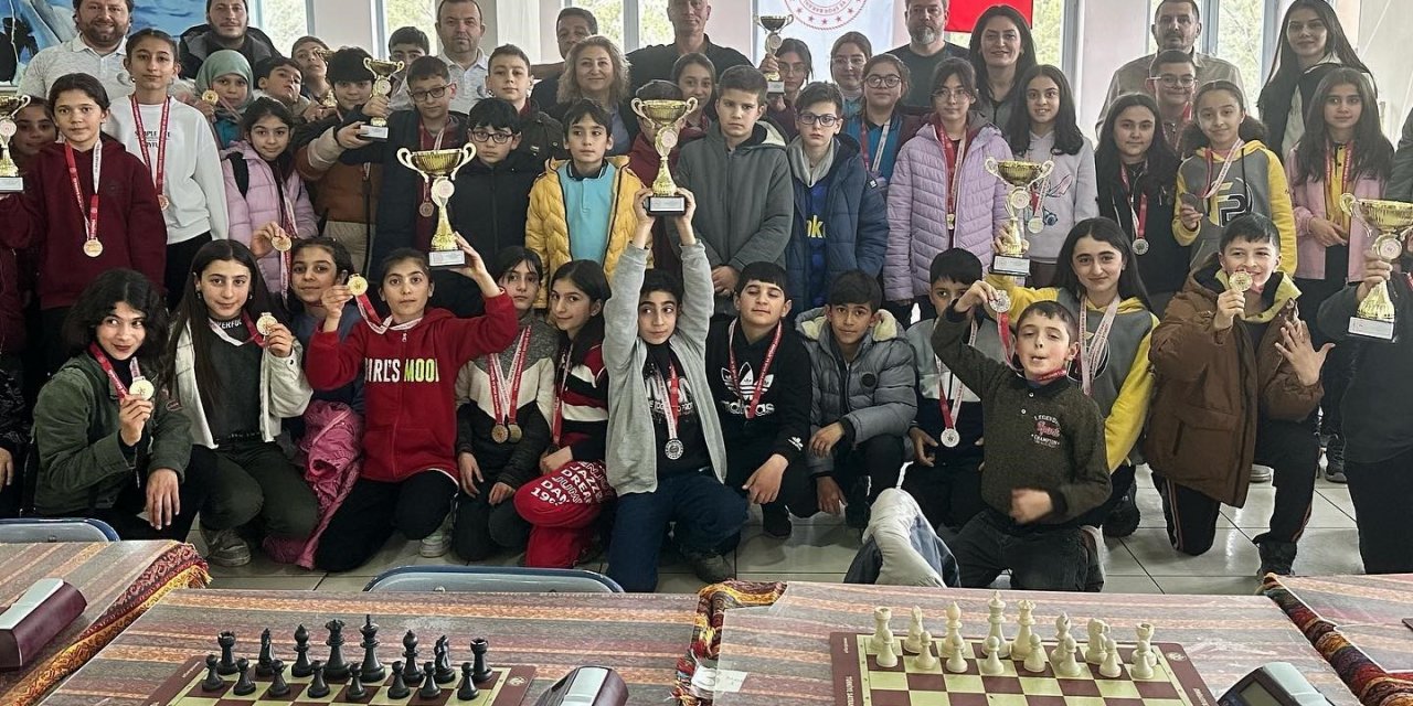 Kars’ta okullar arası satranç turnuvası sona erdi