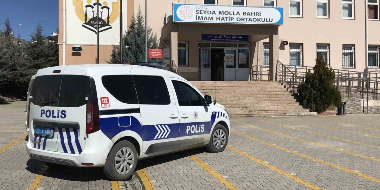 Tartıştığı arkadaşını okul içerisinde meyve bıçağı ile yaraladı