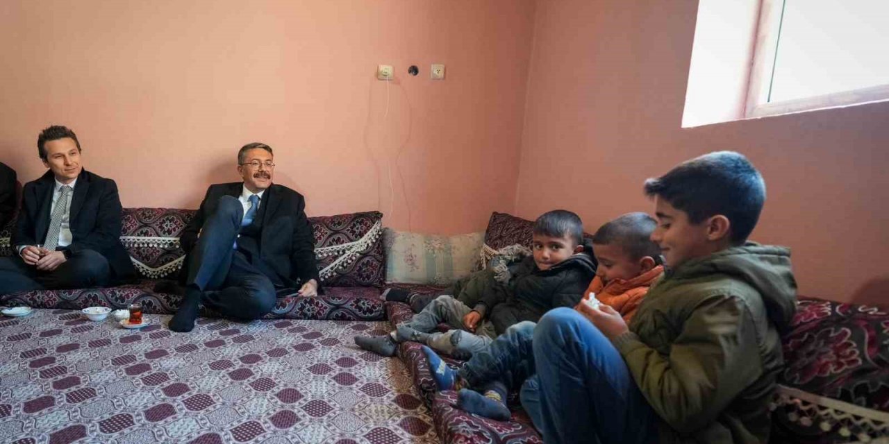 Vali Çelik, köylerdeki vatandaşların evine konuk oldu