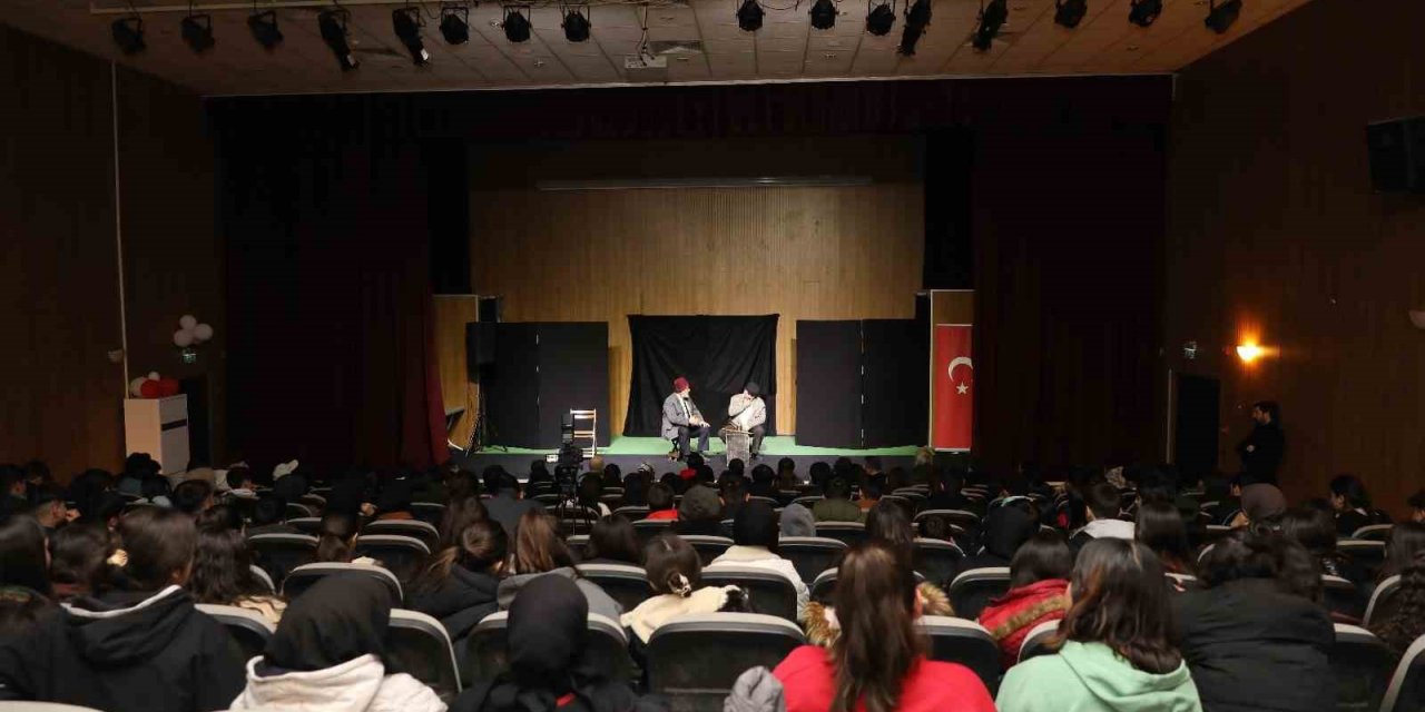 İpekyolu’nda “Nefes Mehmet Akif” tiyatro oyununa yoğun ilgi