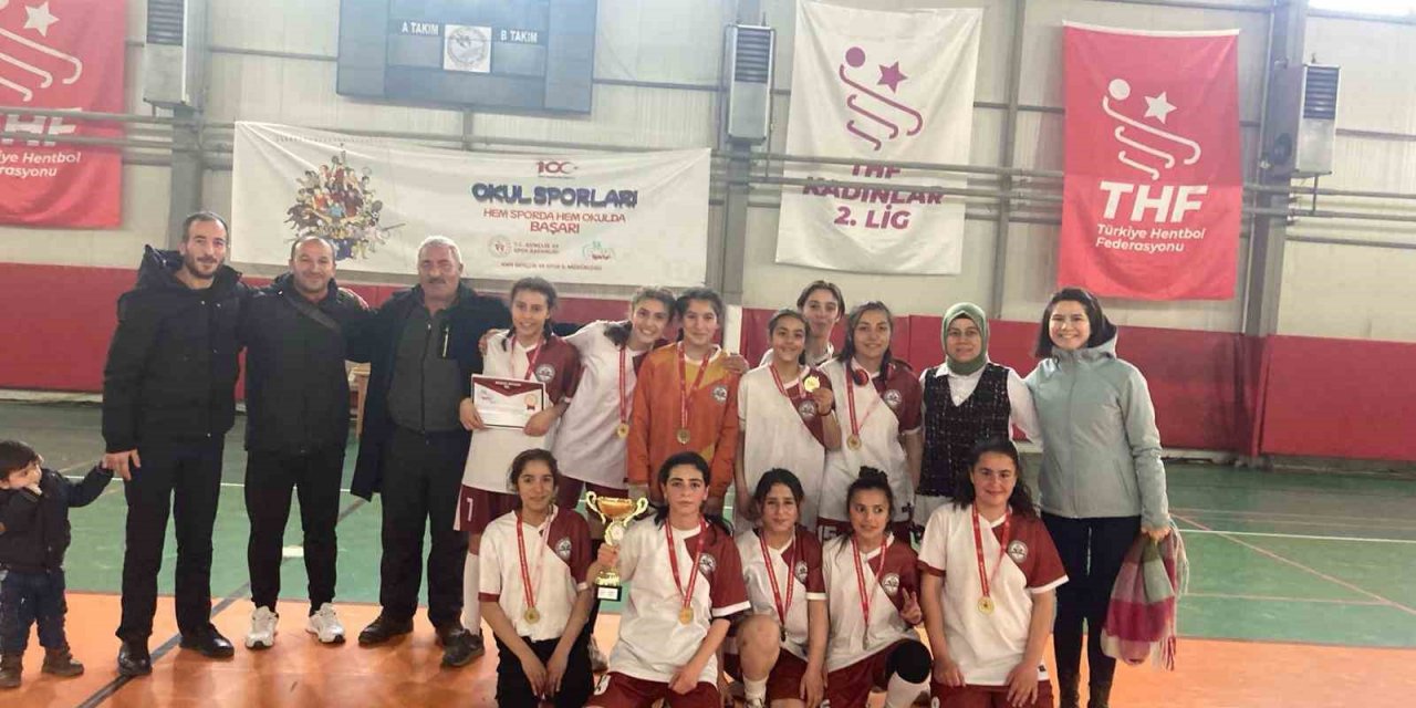 Özalp Kız Futsal Takımı il birincisi oldu