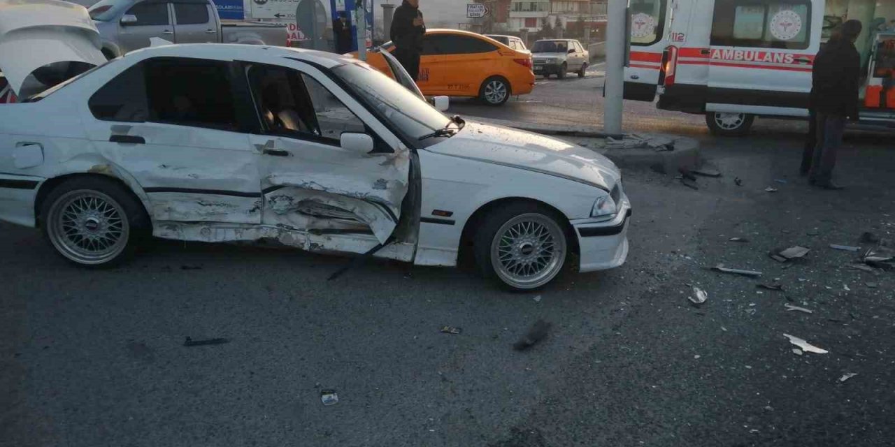 İki aracın karıştığı kazada 1 kişi yaralandı
