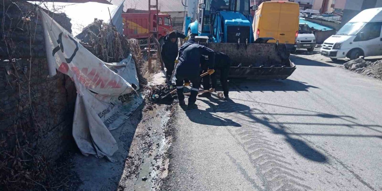 Hakkari Belediyesi kanal temizliği başlattı