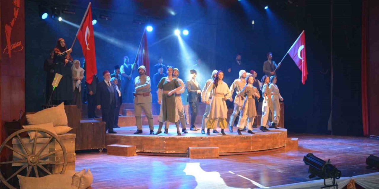 “Cumhuriyete Doğru” tiyatro oyunu Malatya’da izleyicilerle buluştu