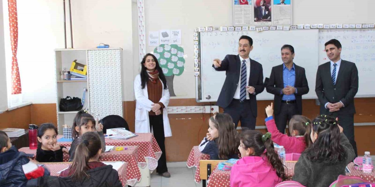 Hamur Kaymakamı Yıldırım, tiyatro, kan bağışı ve ziyaretlerle ilçede renkli günler yaşattı