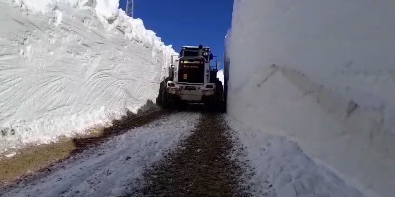 Yüksekova’da 7 metrelik kar tünellerinde çalışmalar devam ediyor