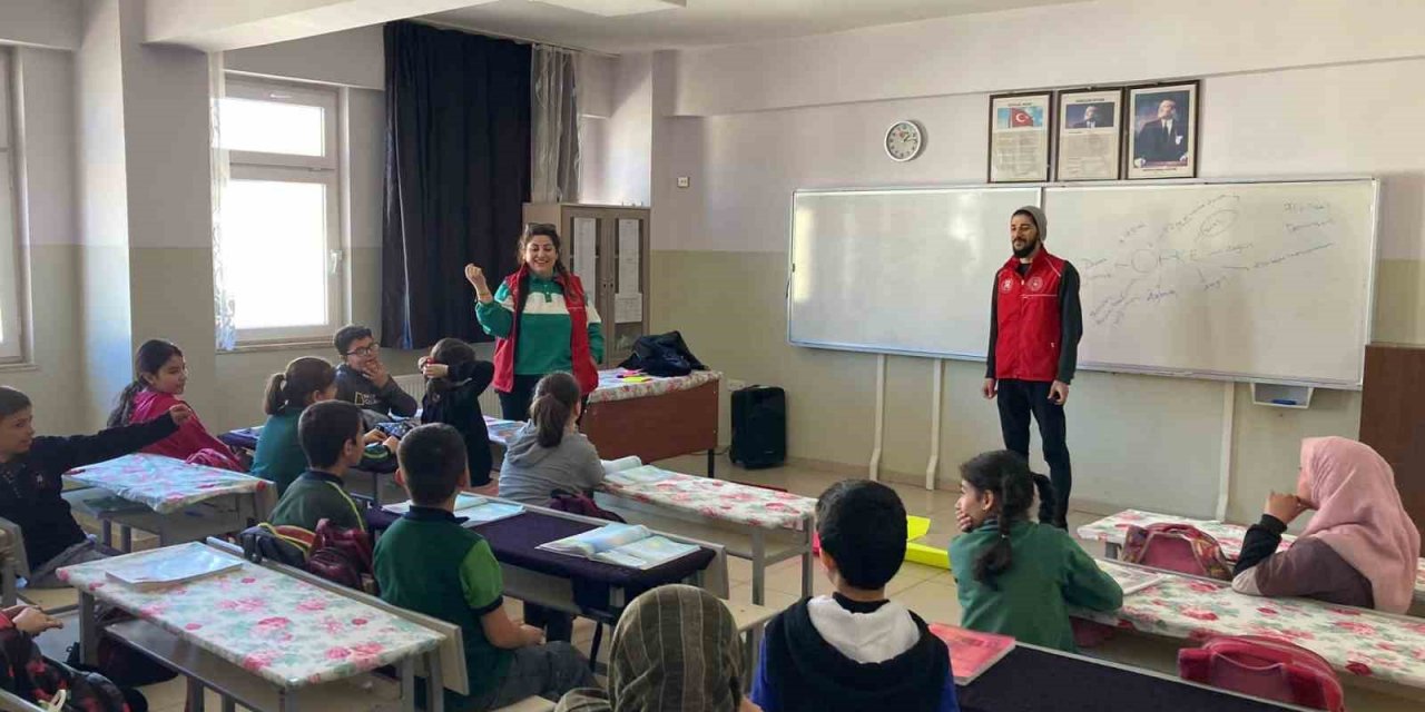 Elazığ’da öğrencilere sek sek oyunu ile öfke çözme yöntemi eğitimi