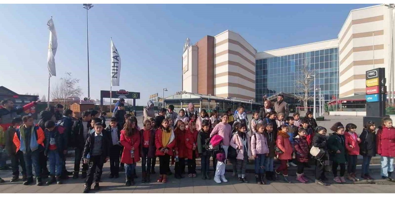 Taşradaki öğrencilerin hayallerini gerçekleştiriyor