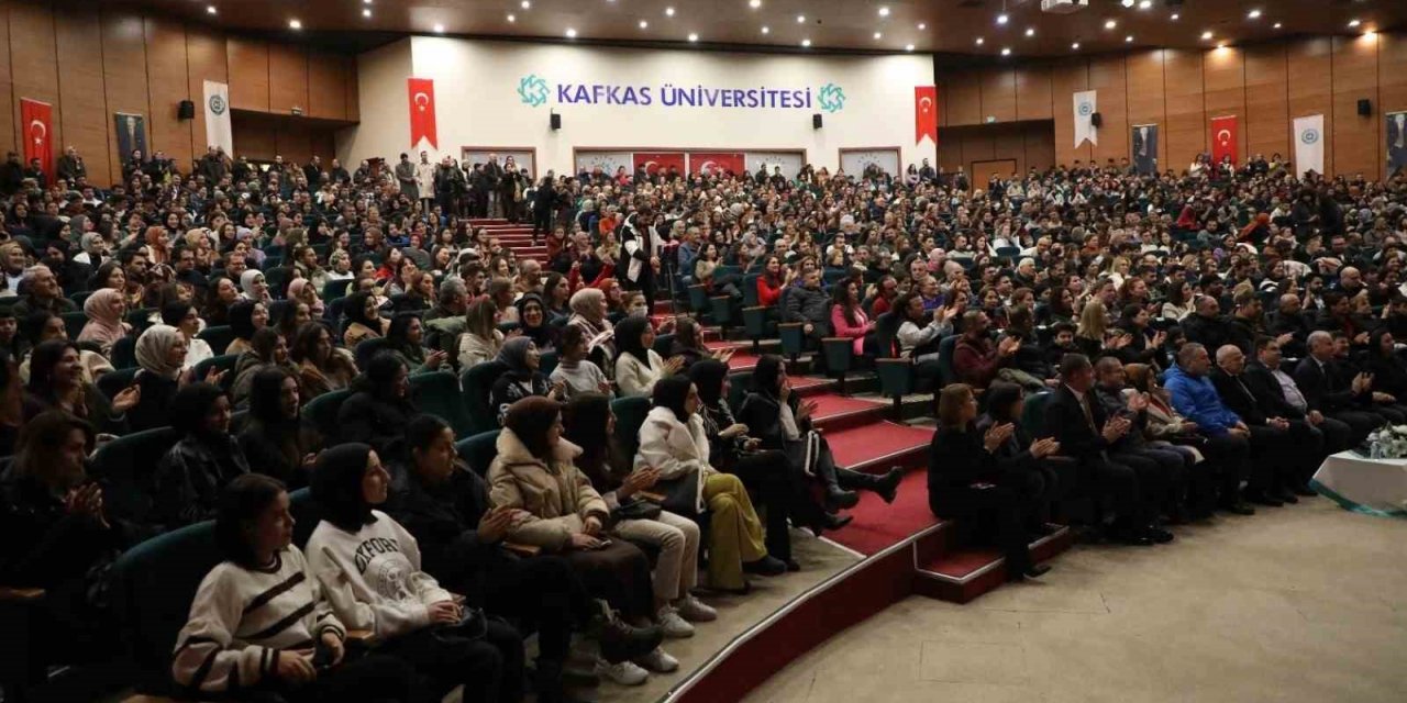 Kars’ta Erdal Akkaya konserine yoğun ilgi