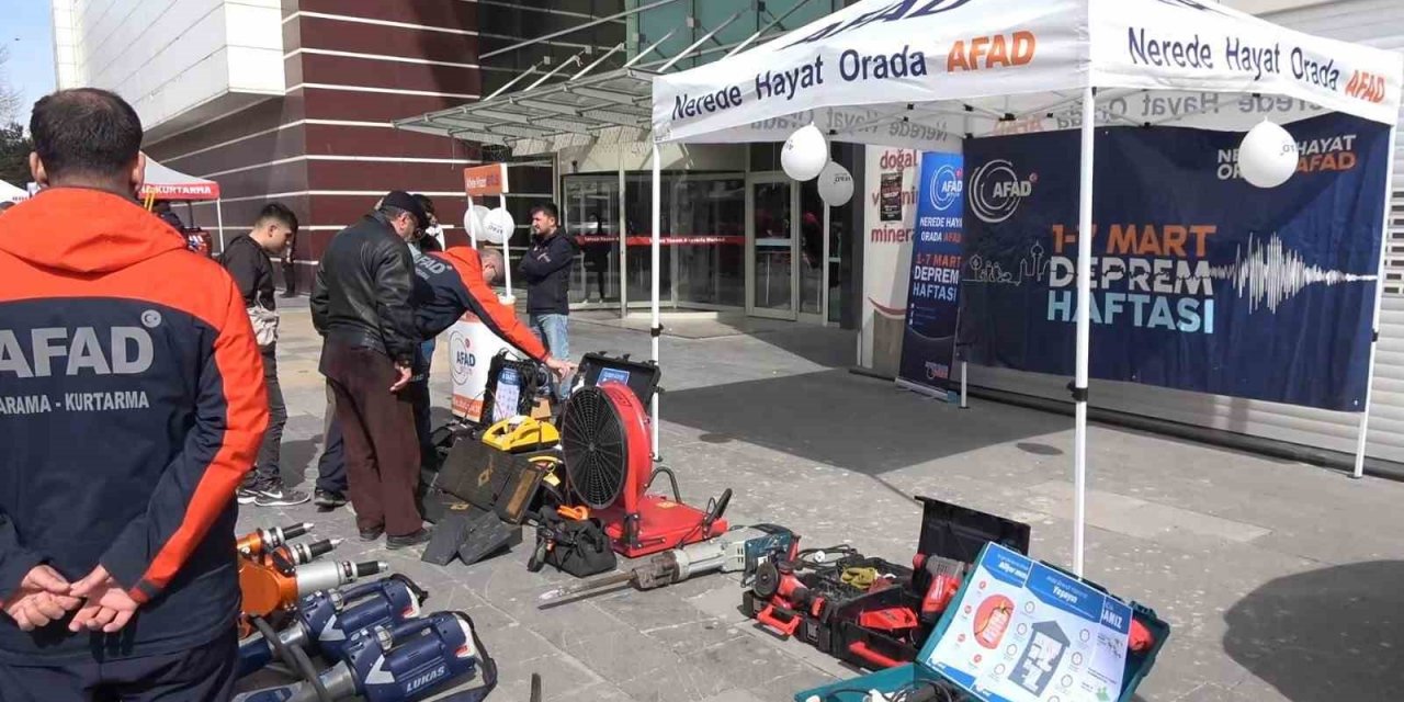 Tatvan’da fotoğraf ve arama kurtarma malzemeleri sergisi düzenlendi