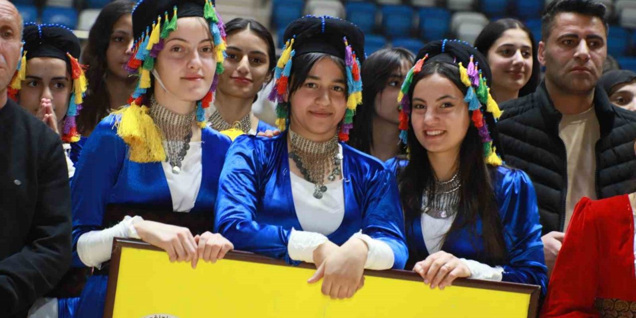 Hakkari’de “Kulüpler Arası Halk Oyunları Yarışması” yapıldı