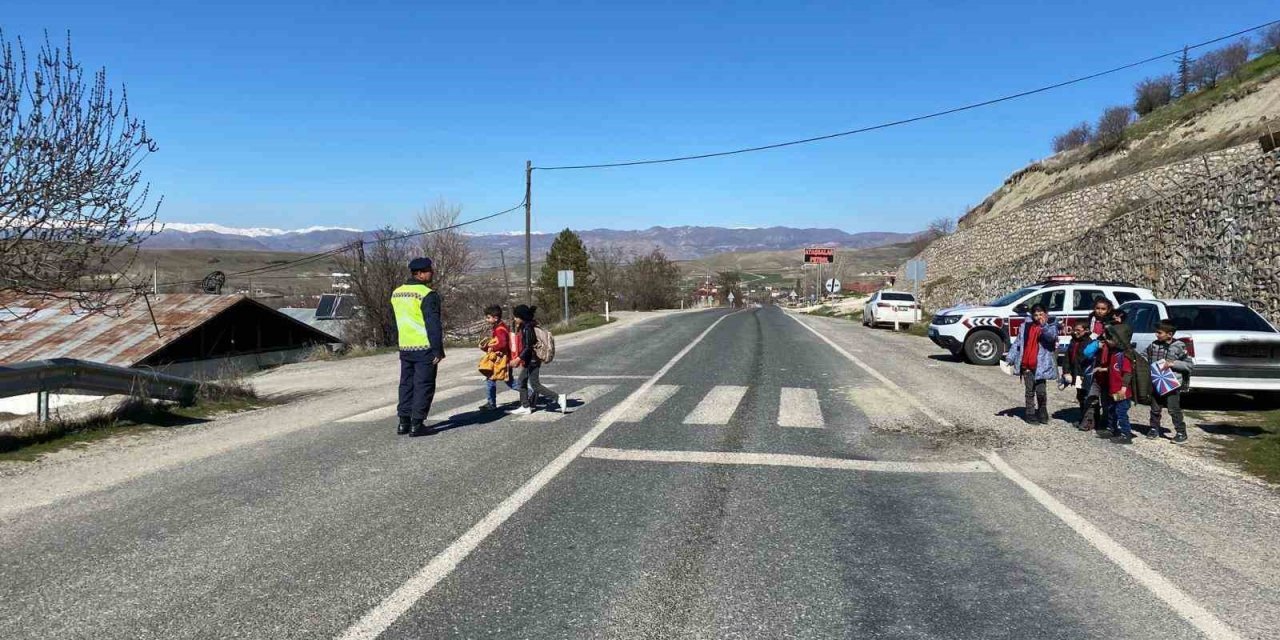 Elazığ’da vatandaşlara trafik eğitimi verildi