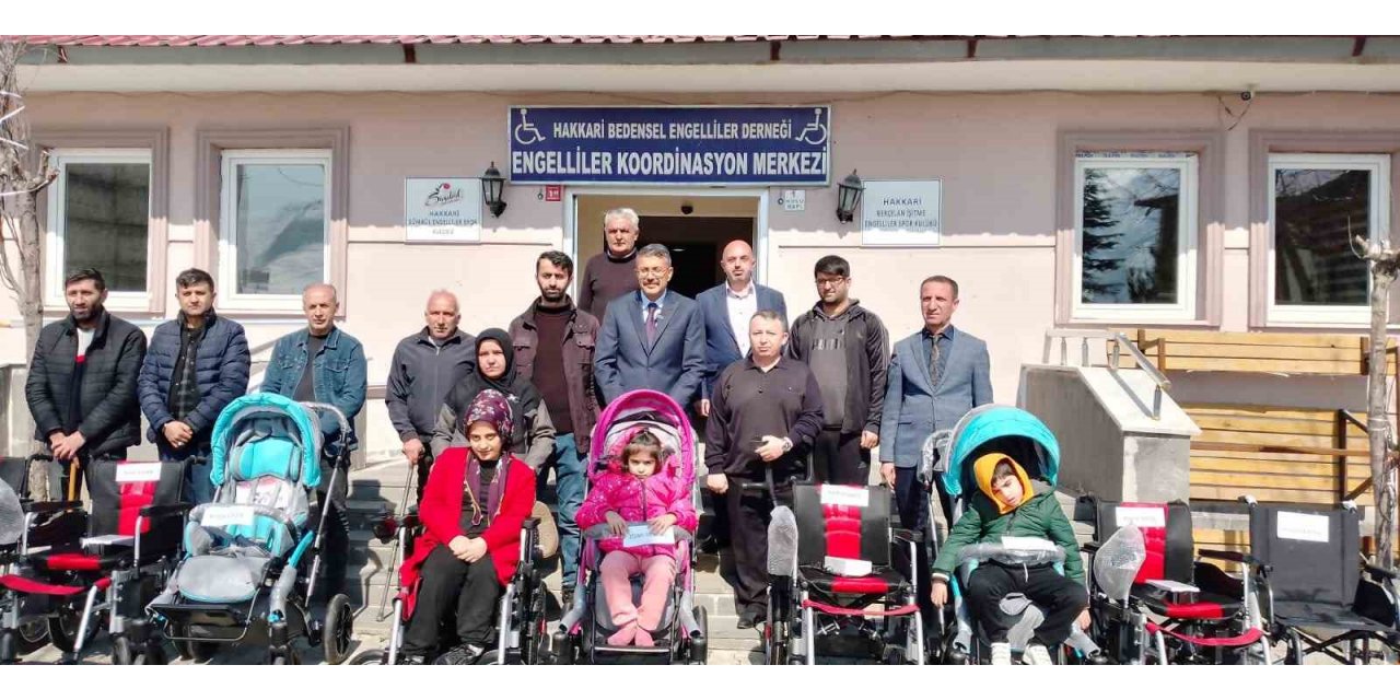 Hakkari’de bedensel engellilere sandalye desteği