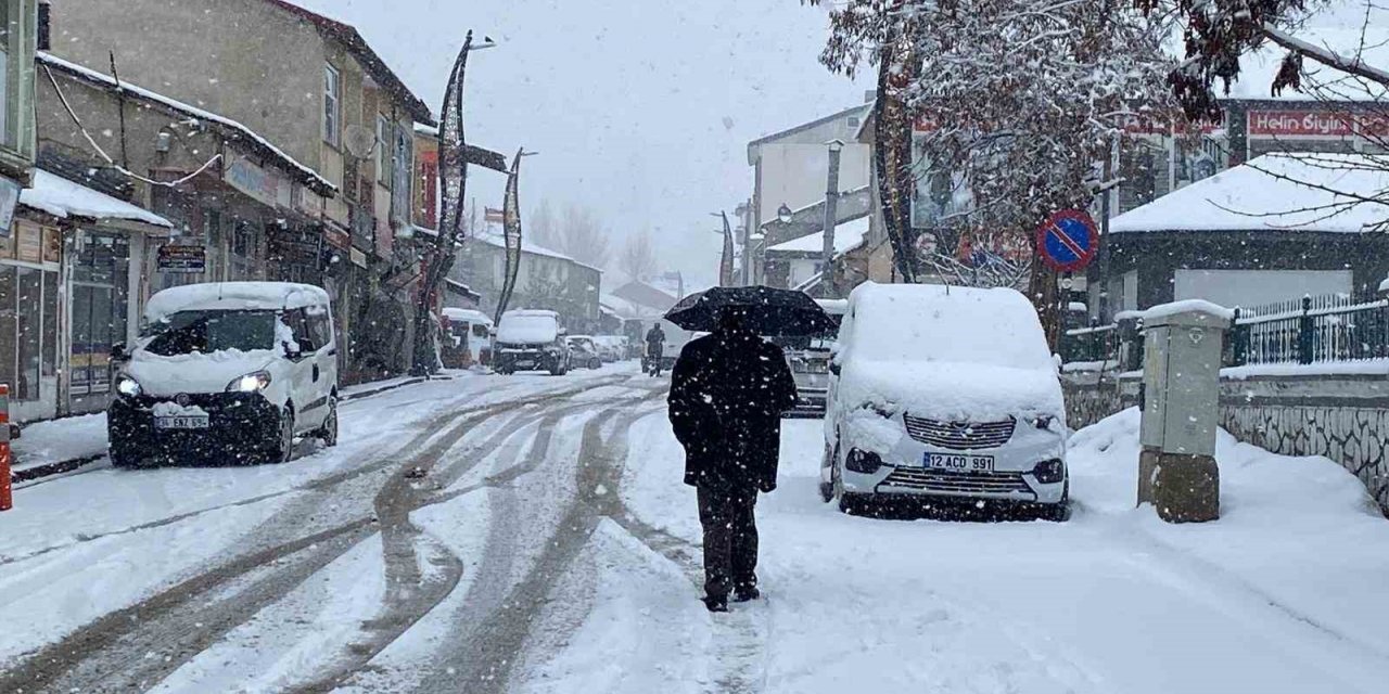 Karlıova’ya kış geri geldi, kar kalınlığı 15 santimi aştı