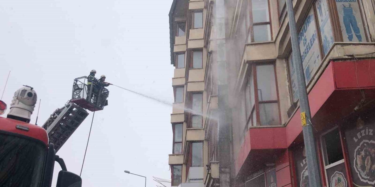 Erzurum’da işyerinin çatısında çıkan yangın itfaiye ekiplerince söndürüldü