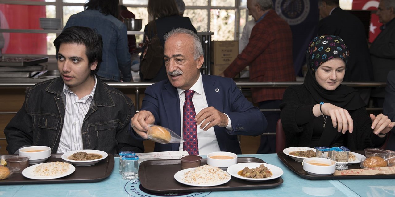 Atatürk Üniversitesinden öğrencilerine ücretsiz iftar yemeği