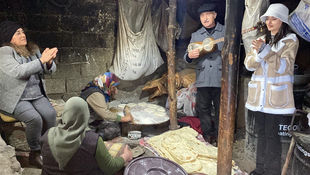 Köy tandırında Ramazan ekmeği