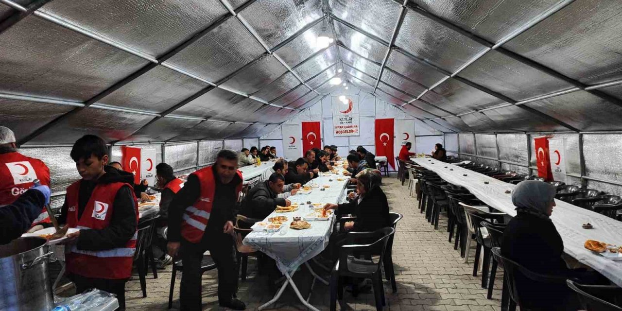 Hakkari’de iftar çadırı kuruldu