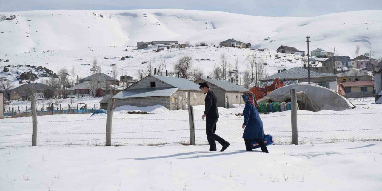 Evde Sağlık Birimi ekipleri karla kaplı köylere giderek hastaları tedavi ediyor