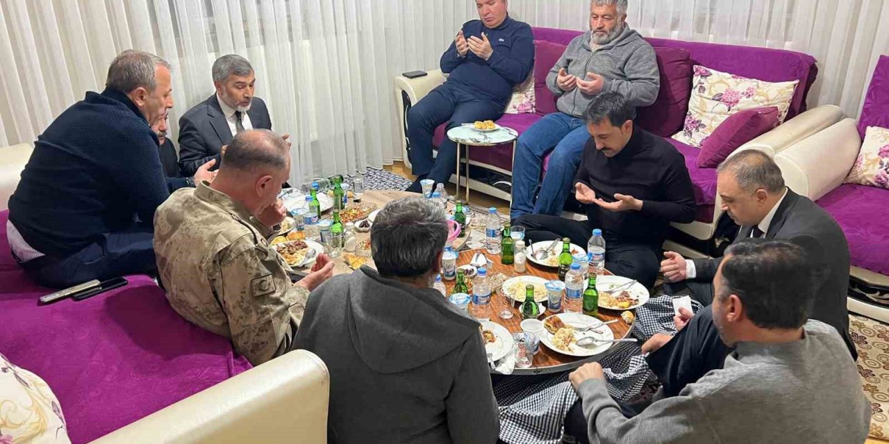 Vali Aydoğdu, iftarda şehit ailesine misafir oldu