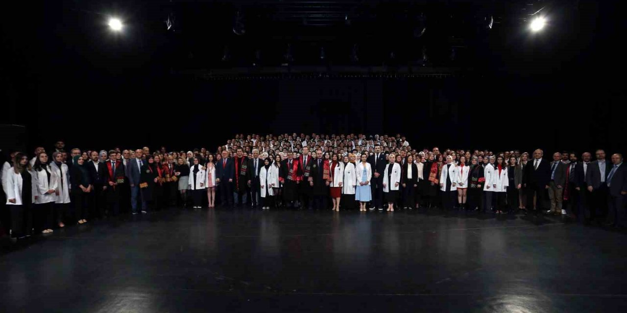 Atatürk Üniversitesi’nde Tıp Bayramı ve geleneksel önlük giydirme töreni