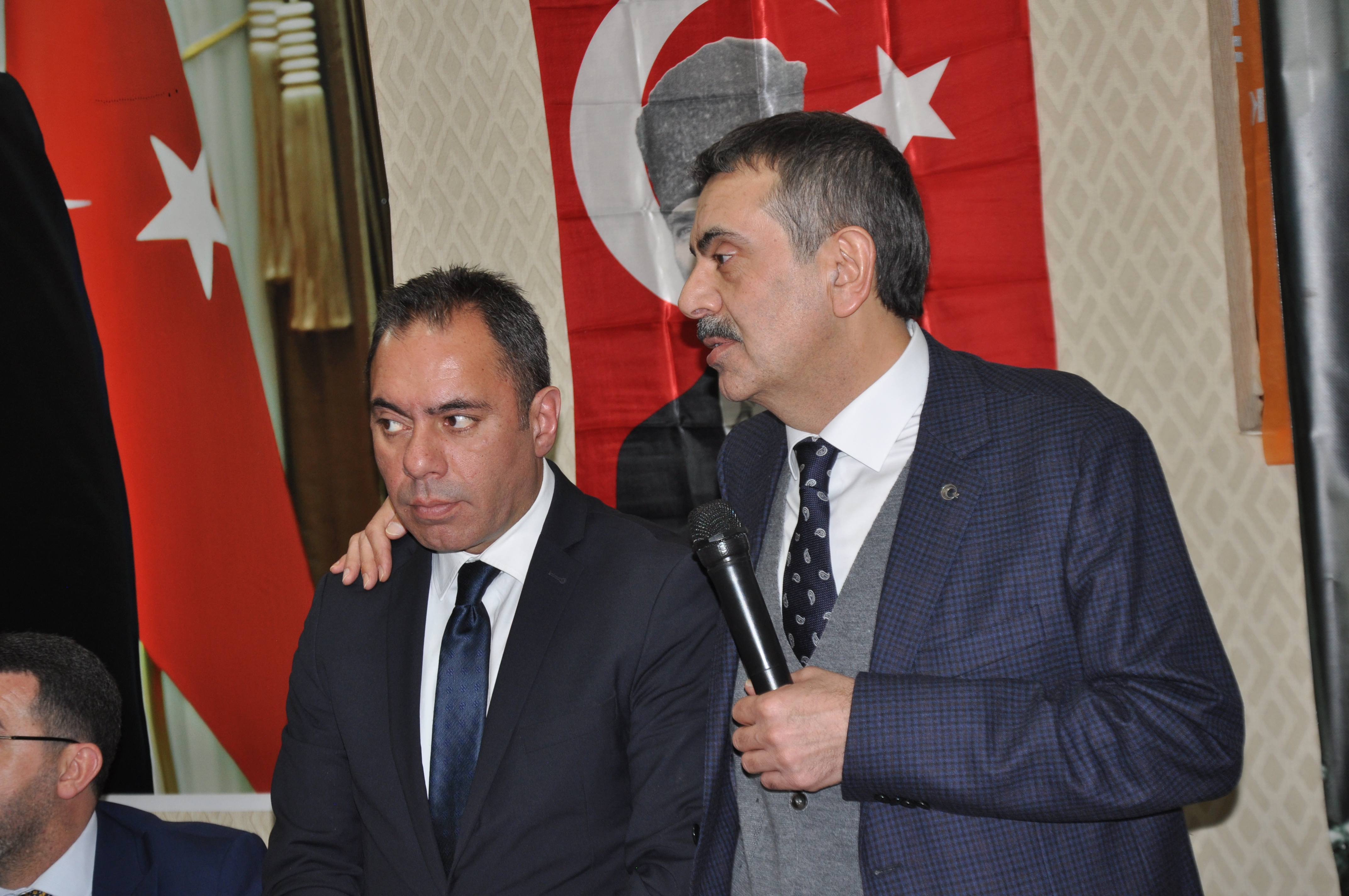 Bakan Tekin Kars'ta MHP adayı Ötüken Senger'e destek istedi