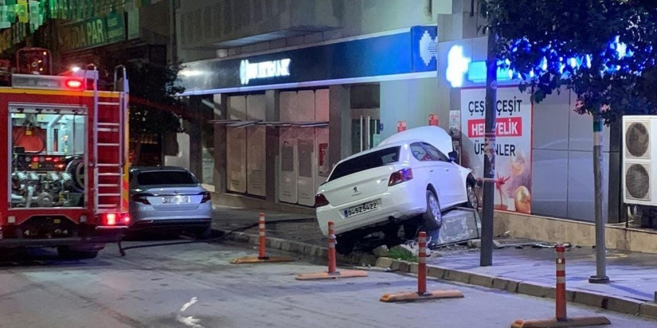 Elazığ’da kontrolden çıkan otomobil iş yerinin duvarına çaptı