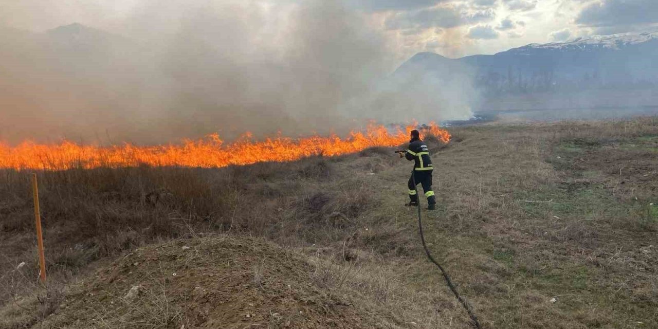 Erzincan’da örtü yangını büyümeden söndürüldü