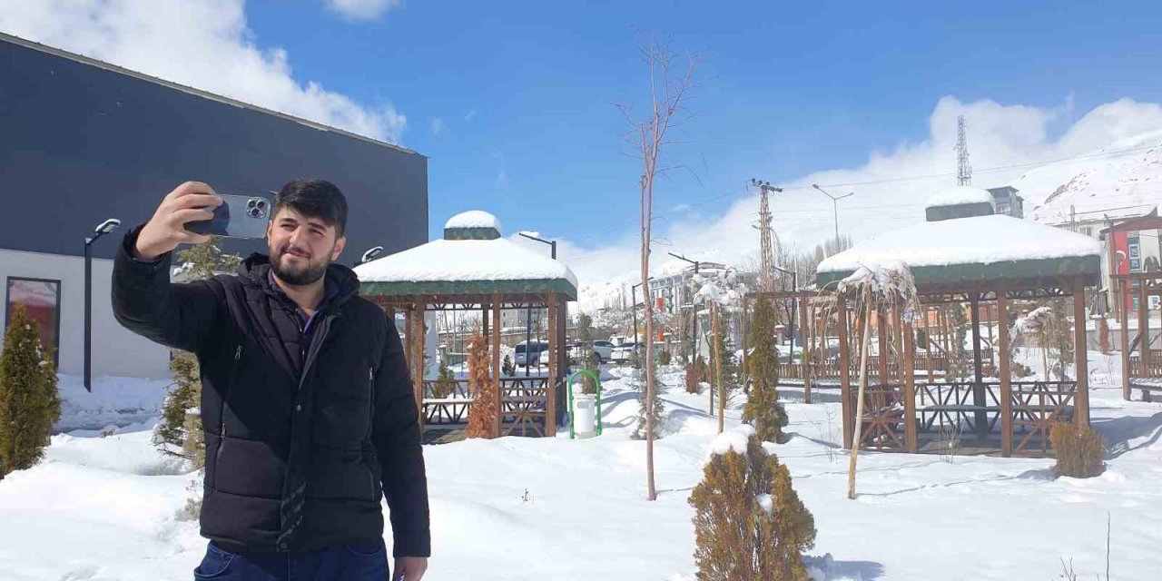 Başkale’de kar manzaraları kartpostallık görüntüler oluşturuyor