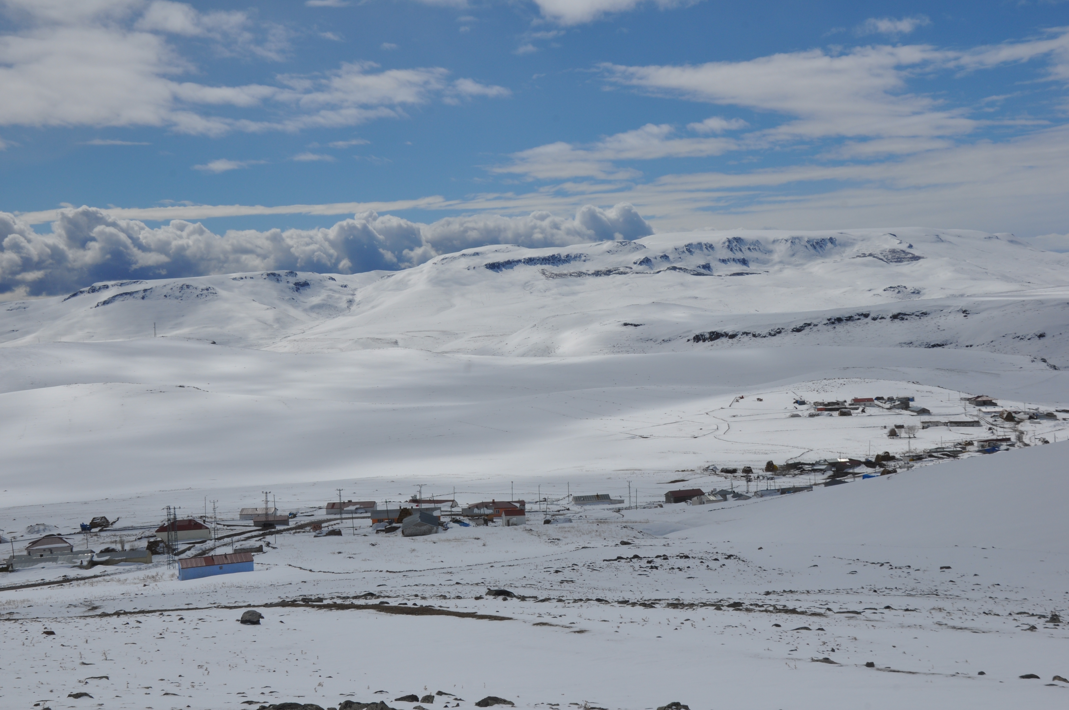 Kars’ta etkili olan kar yağışı köyleri beyaza bürüdü