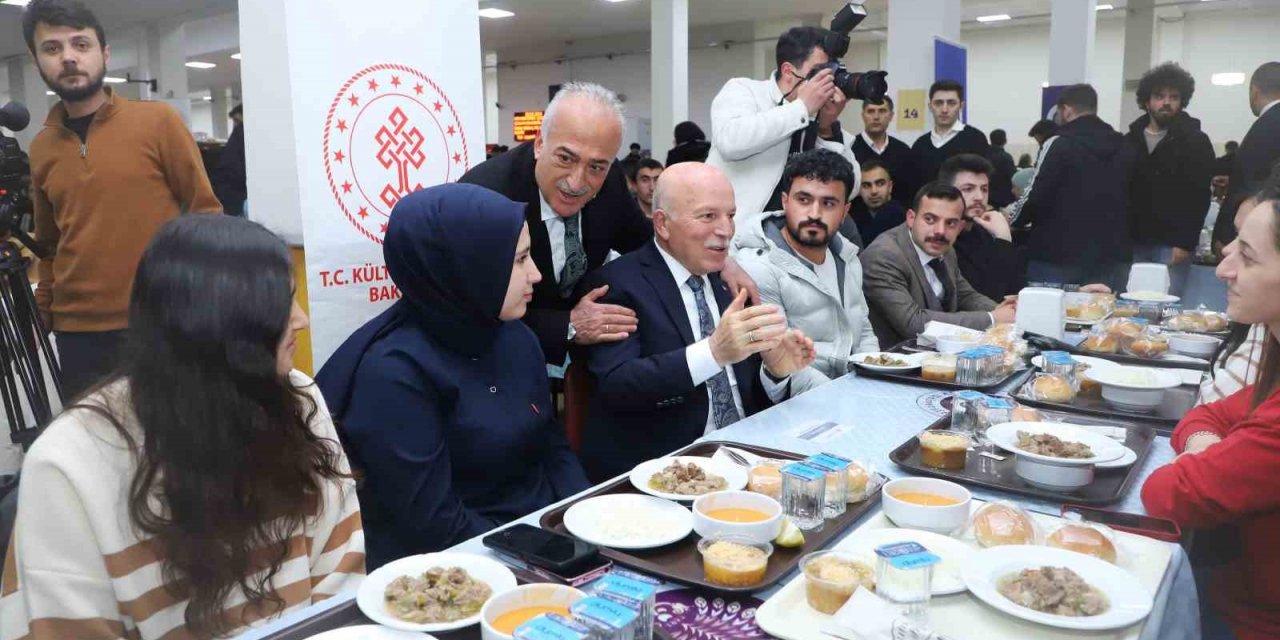 Şehrin yöneticileri, öğrencilerle iftar sofrasında buluştu