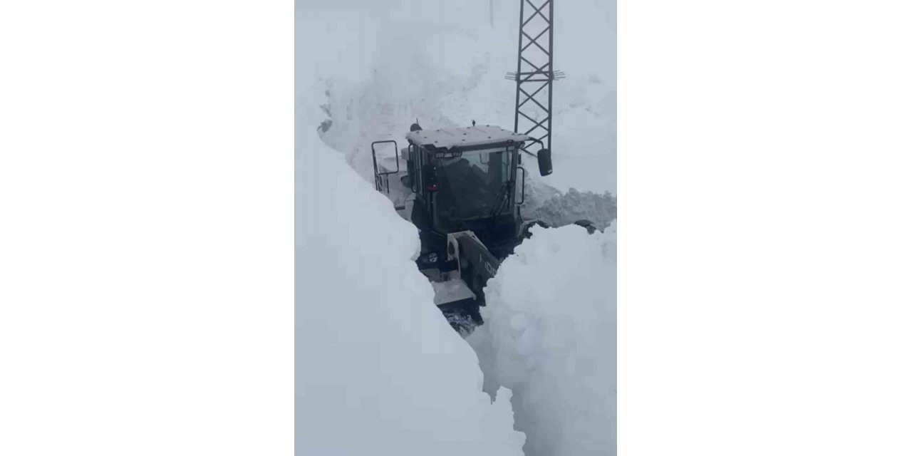 Yüksekova’da 4 metrelik kar tünelinde çalışma