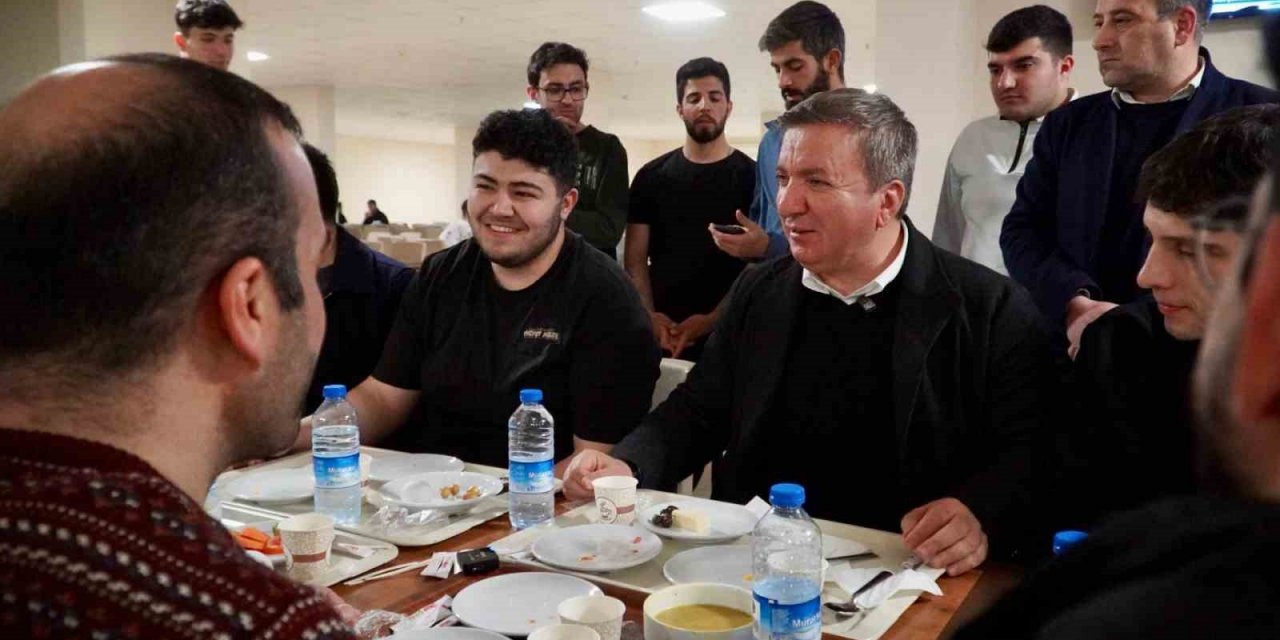 Vali Aydoğdu, yurtta kalan üniversite öğrencileriyle sahur yaptı