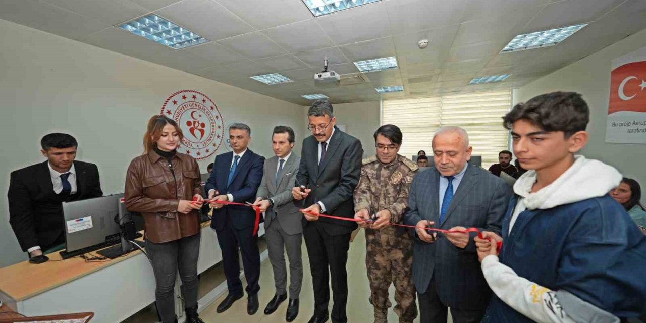 Hakkari’de bilişim laboratuvarı açıldı