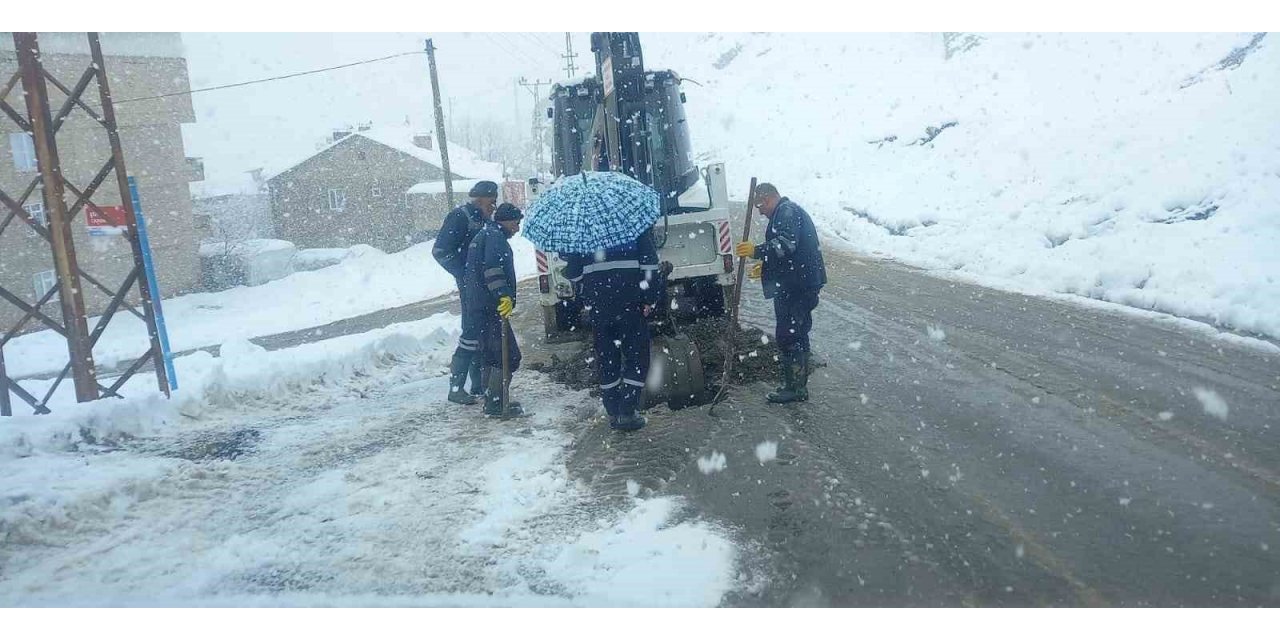 Belediye ekiplerinin kar altındaki zorlu çalışması