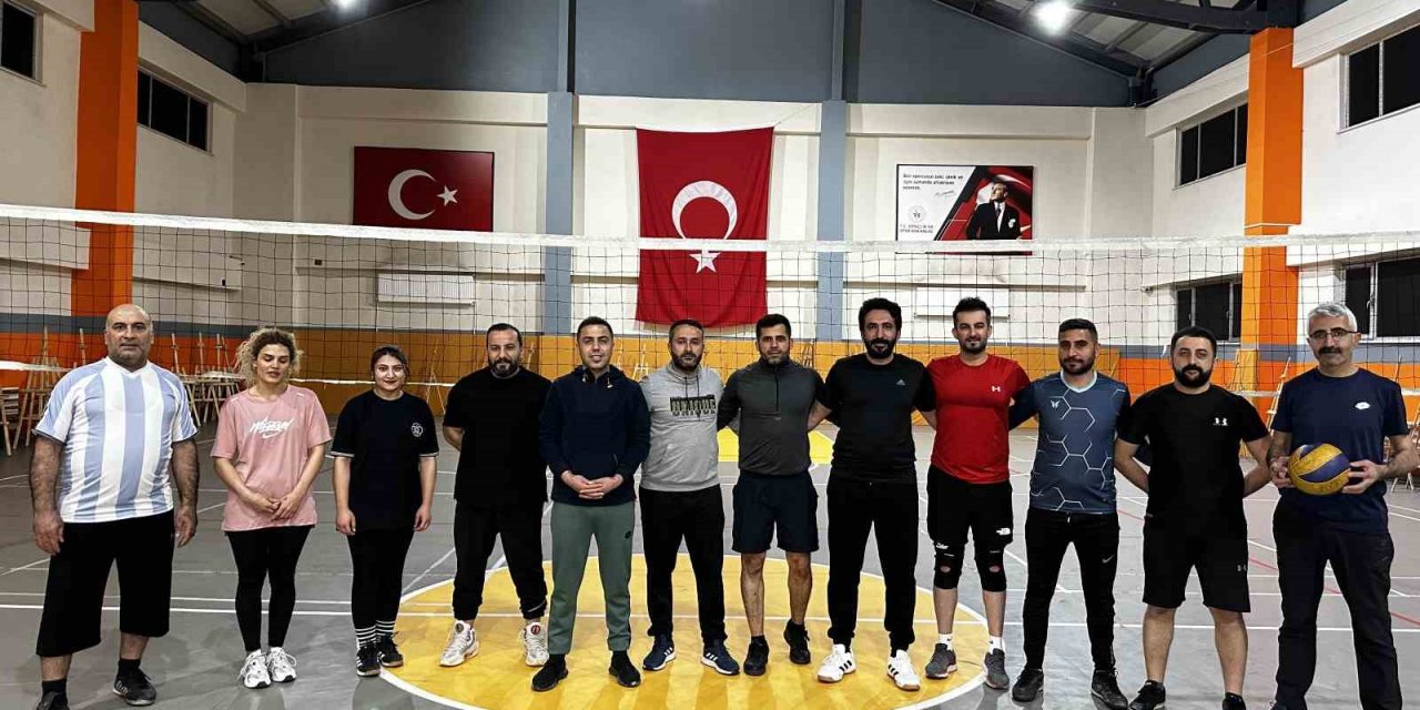 Yüksekova’da iftar sonrası gençlerin durağı İlçe Gençlik ve Spor Müdürlüğü oluyor