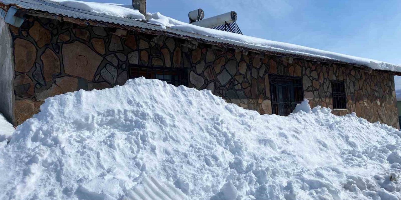 Karlıova’da günlerdir etkili olan kar, tek katlı evleri kara gömdü