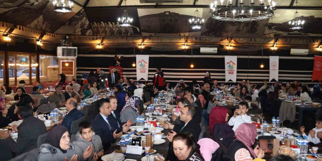 Çocuklar sevgi sofrasında iftar açtı