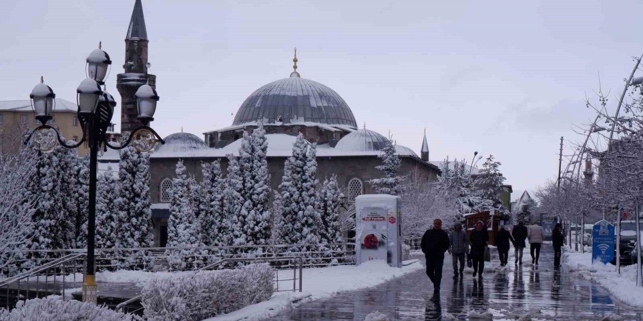 Erzurum’da kar yağışı sonrası kartpostallık manzaralar