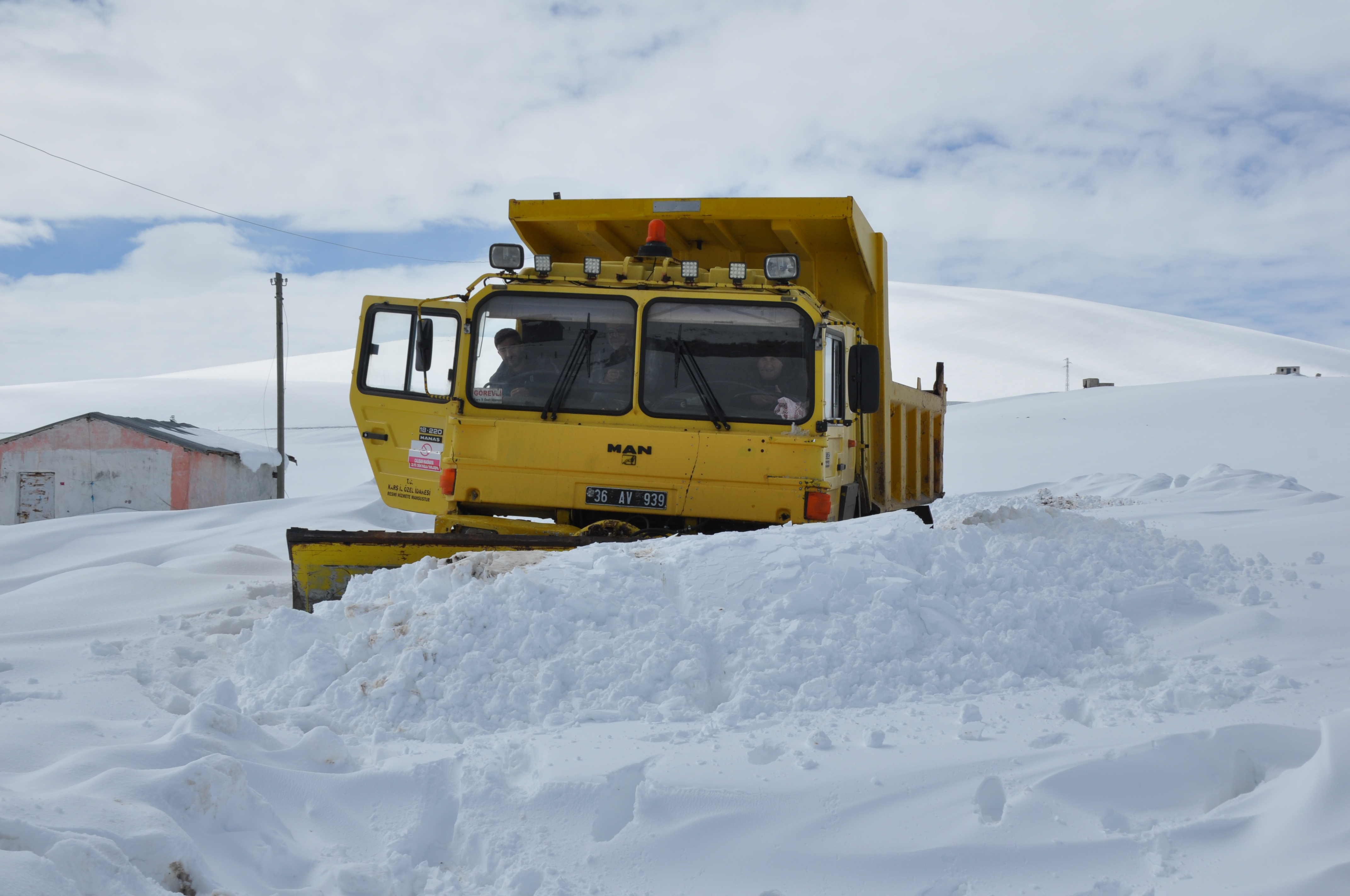 Kars’ta 16 köy yolu ulaşıma kapandı