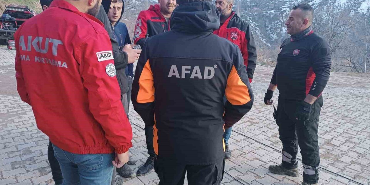 Dere kenarında ceketi ve takma dişleri bulunan 65 yaşındaki adamdan 5 gündür haber alınamıyor