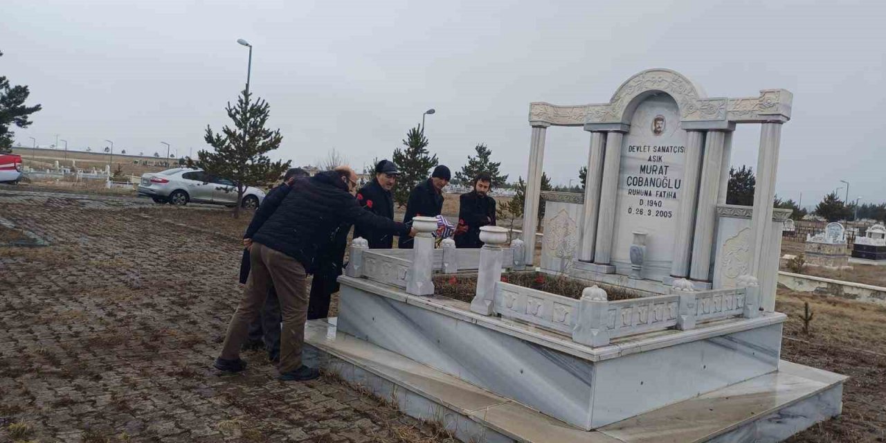 Aşık Murat Çobanoğlu Kars’taki mezarı başında anıldı