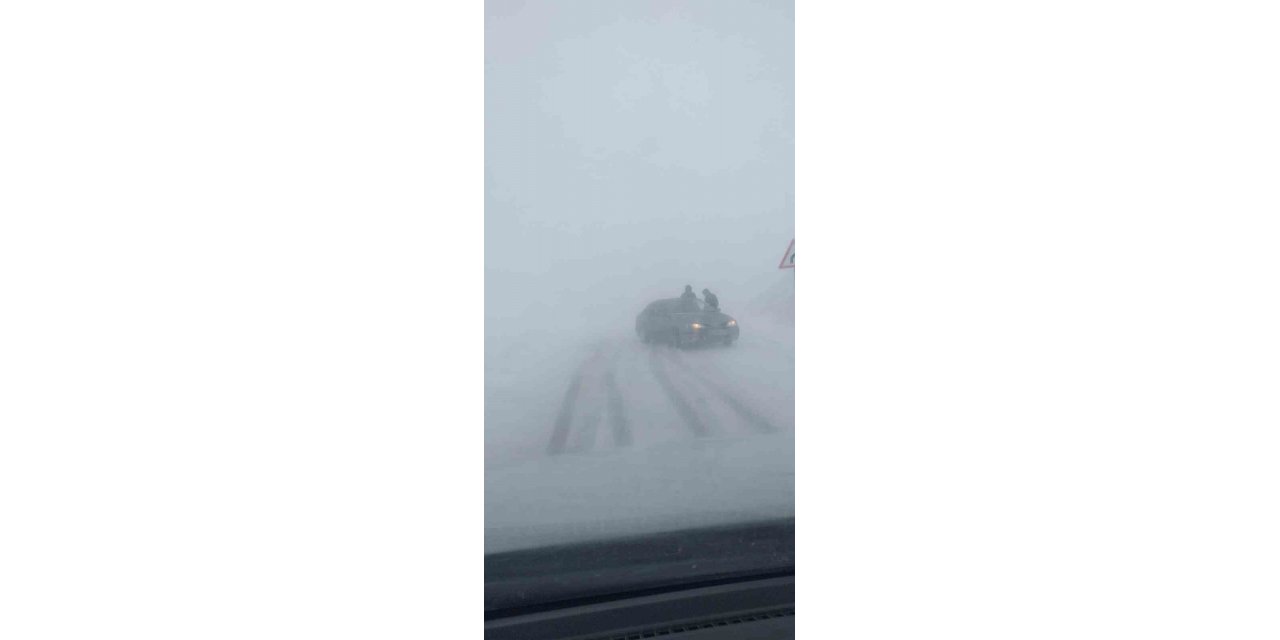 Muradiye’de kar ve tipiden kapanan yollar ulaşıma açıldı