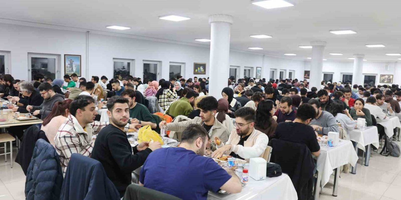Elazığ’da üniversite öğrencilerine ücretsiz iftar veriliyor
