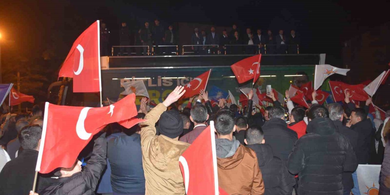 Bitlis’te AK Parti seçim kutlaması yaptı