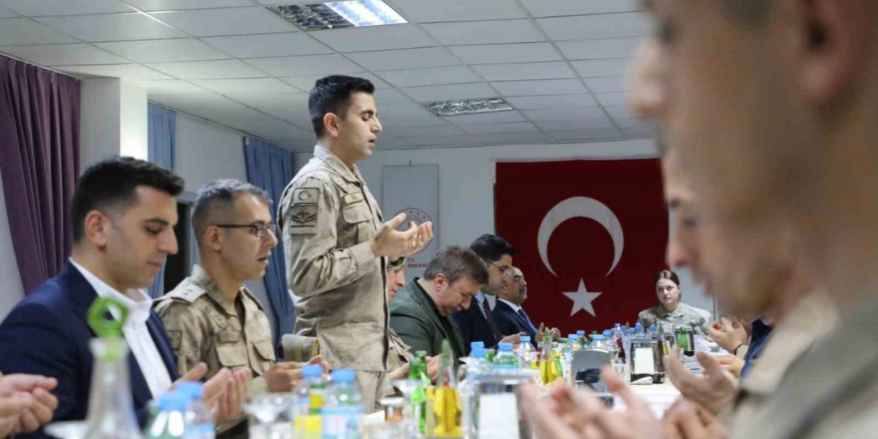 Vali Aydoğdu, jandarmayla iftar yaptı