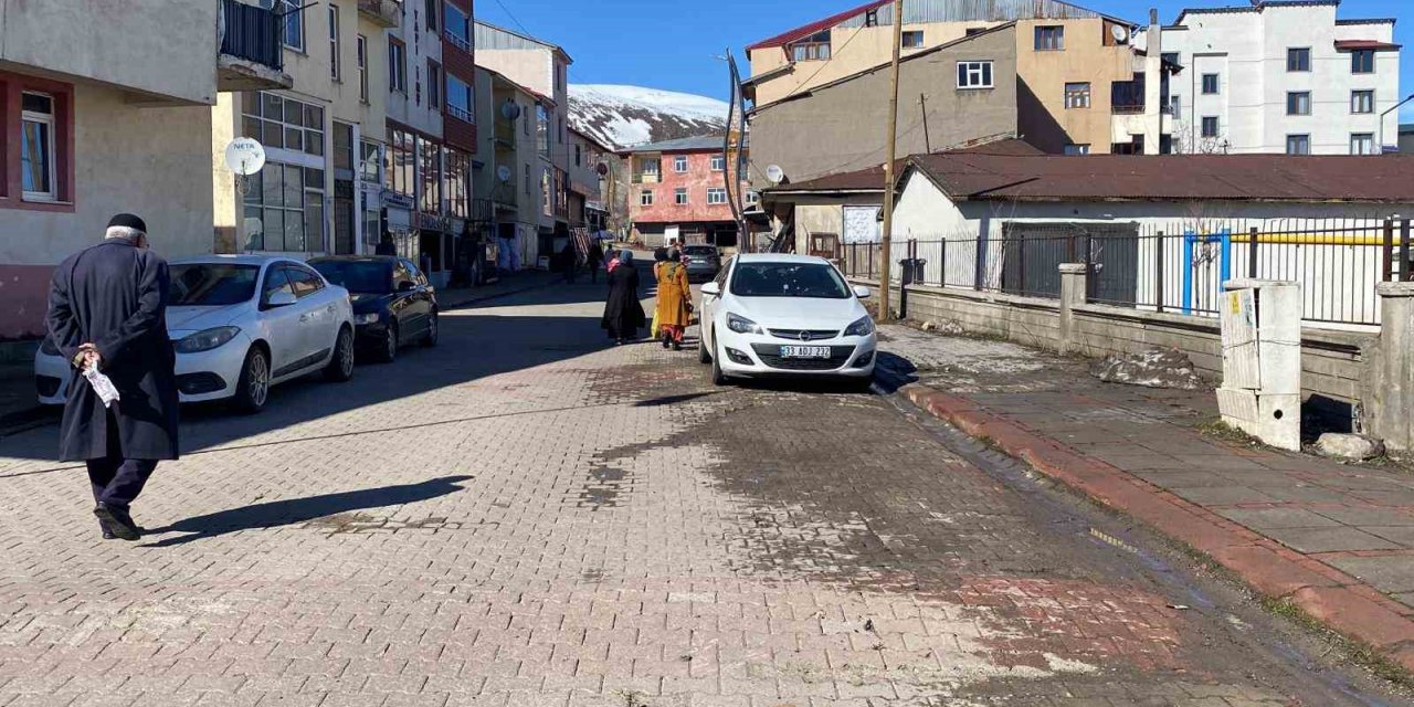 Karlıova’da kış bitti, bahar temizliği başladı